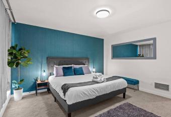 Rooftop Hot Tub! Walk to Cafes, Bars& Restaurants! has Balcony rooms