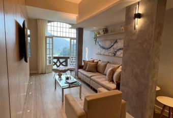 Pal  cio quitandinha apartamento luxo has Balcony rooms