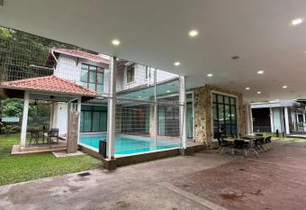 Bluwater Grande Villa 9 by VP allows 18 year olds to book a room