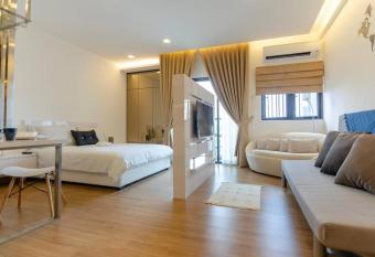 Cheras Lovely Studio House with Netflix and free car park has Balcony rooms