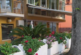 albergo Majorca allows 18 year olds to book a room