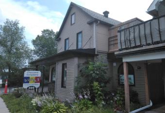 Ideally located studio & private rooms has Balcony rooms