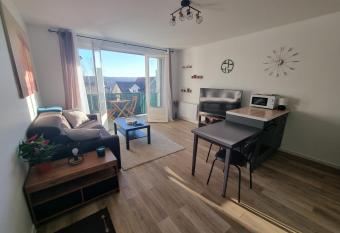 F2 cosy proche Disney et Paris has Balcony rooms