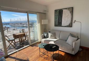 Le Petit Pinson Meerblick Port Golfe Juan allows 18 year olds to book a room