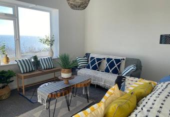 Seascape refurbished sleeps 8 allows 18 year olds to book a room