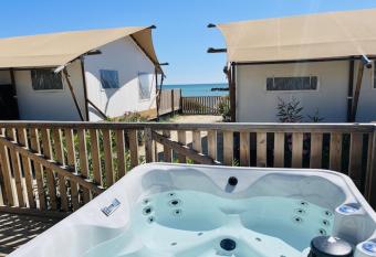 Villa Alwin Beach Resort has rooms with a private hot tub