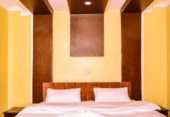 Henry s Haven has rooms with a private hot tub