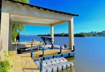 villa Epica has rooms with a private hot tub