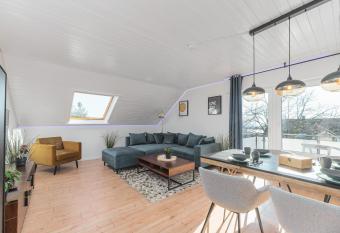 UNIQUEBNB - Netflix/Wifi/Nespresso - Flughafen/Messe has Balcony rooms