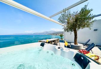 Skipper Beachfront Suites has Balcony rooms