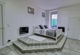 Studio cosy avec terrasse has Balcony rooms