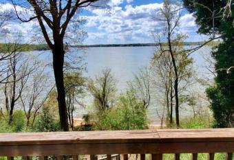 2 BR Newly Renovated Waterfront Home; 10 min from MGM & the Gaylord has Balcony rooms