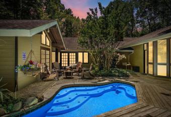 Bourbon Hollow Lodge with Hot Tub and Pool plus Game Room only 5 min to downtown has rooms with a private hot tub