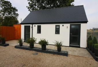 Cosy twin or double Studio near Shearsby England allows 18 year olds to book a room