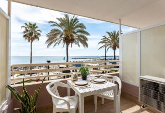 Beach front holiday studio has Balcony rooms