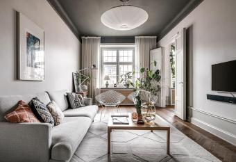 Home in Maple ave has Balcony rooms