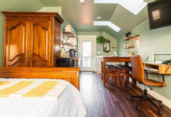 Boise White Water Guest House has Balcony rooms