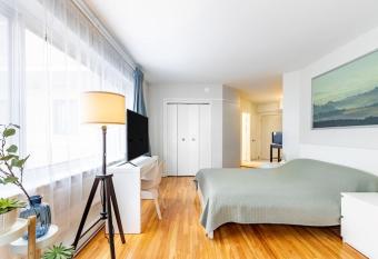 Affectionate domesticated Studio has rooms with a private hot tub