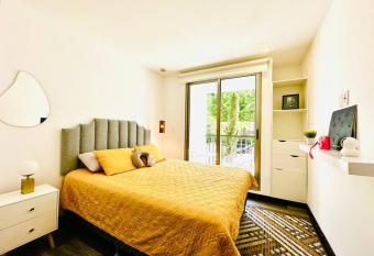 Apartamento excepcional allows 18 year olds to book a room