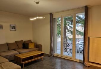 Cath  drale, champagne near, park and stores close has Balcony rooms