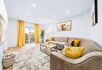 Stylish & Cozy - 4Bdrm House Fast WIFI, 2.5 Bath has Balcony rooms