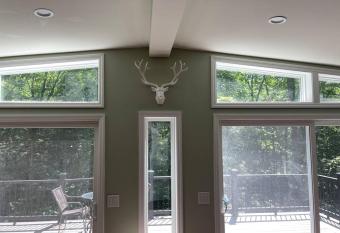 Trees, creek, deers, wild birds. COZY! has Balcony rooms