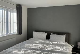 One Bedroom House allows 18 year olds to book a room