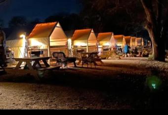 Eastwoods Retreat has rooms with a private hot tub