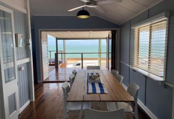 Waterfront Beachouse on the Esplanade has Balcony rooms