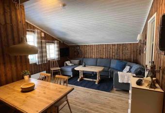 Koselig hytte med uteplas ved Hallingdalselva has Balcony rooms