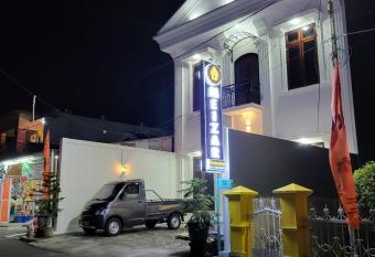 MEIZAR HOMESTAY allows 18 year olds to book a room