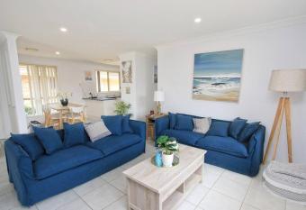 Gorgeous villa 5min walk to beach allows 18 year olds to book a room