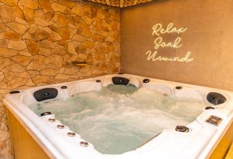 Alexandras Palace allows 18 year olds to book a room