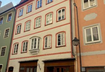 Villafunkelbunt allows 18 year olds to book a room