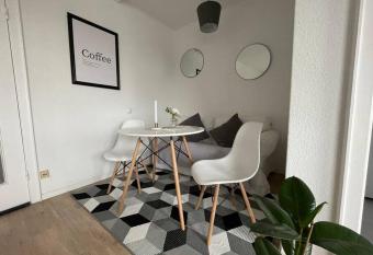 Modern and private apartment in Eimsbuettel has Balcony rooms