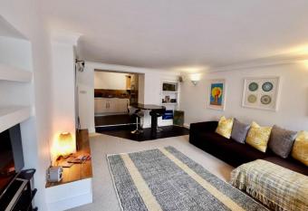 Flat 4 Trencrom Court, Carbis Bay,St Ives, Cornwall allows 18 year olds to book a room