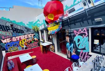 We Street Hostel - El Arenal-Albergue juvenil allows 18 year olds to book a room