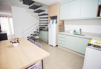 Completa casa apenas 700m da praia has Balcony rooms