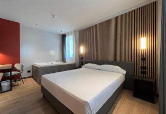 Hotel Leonessa has rooms with a private hot tub