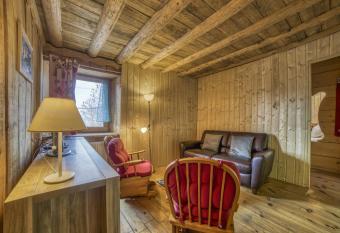 Anna-purna has Balcony rooms