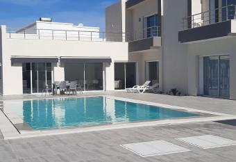 villa sonia allows 18 year olds to book a room