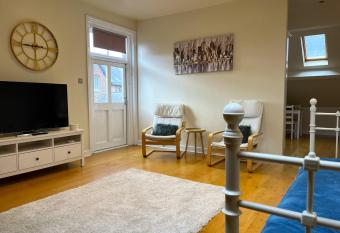 City Link - Mapperley Park Penthouse - Free parking,tram&bus,HSwifi,7ppl by KP allows 18 year olds to book a room