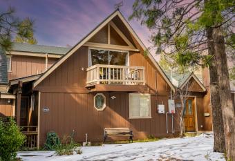 Relax & Recharge at our Cozy Lake Arrowhead Cabin! has Balcony rooms