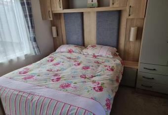 Stunning 2-bed caravan in Prestatyn dog friendly has Balcony rooms