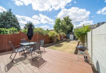 Beautiful Three Bedroom House with Garden & BBQ has Balcony rooms