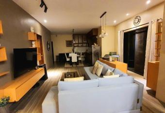 Villa Burgos Spacious Modern - Entire House has Balcony rooms