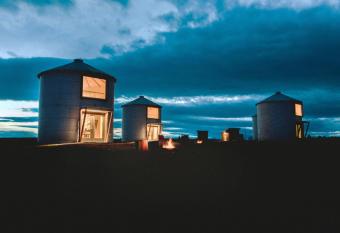 Clark Farm Silos - 5 Silo Mountain View Retreat allows 18 year olds to book a room