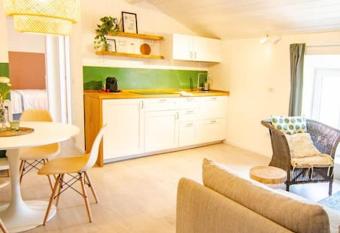 Corte 1 con parcheggio gratuito SUAP n 824 del 2023 allows 18 year olds to book a room