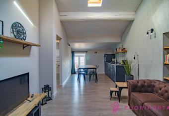 Corte 2 con parcheggio gratuito SUAP n 824 del 2023 allows 18 year olds to book a room