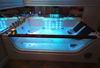 Apartament Glamour Jacuzzi Starowi  lna Krak  w has rooms with a private hot tub